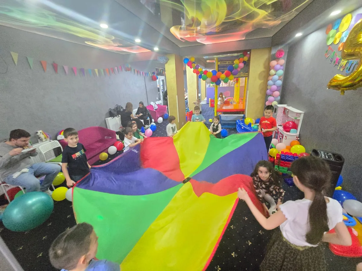 Joc de grup cu parasuta colorata